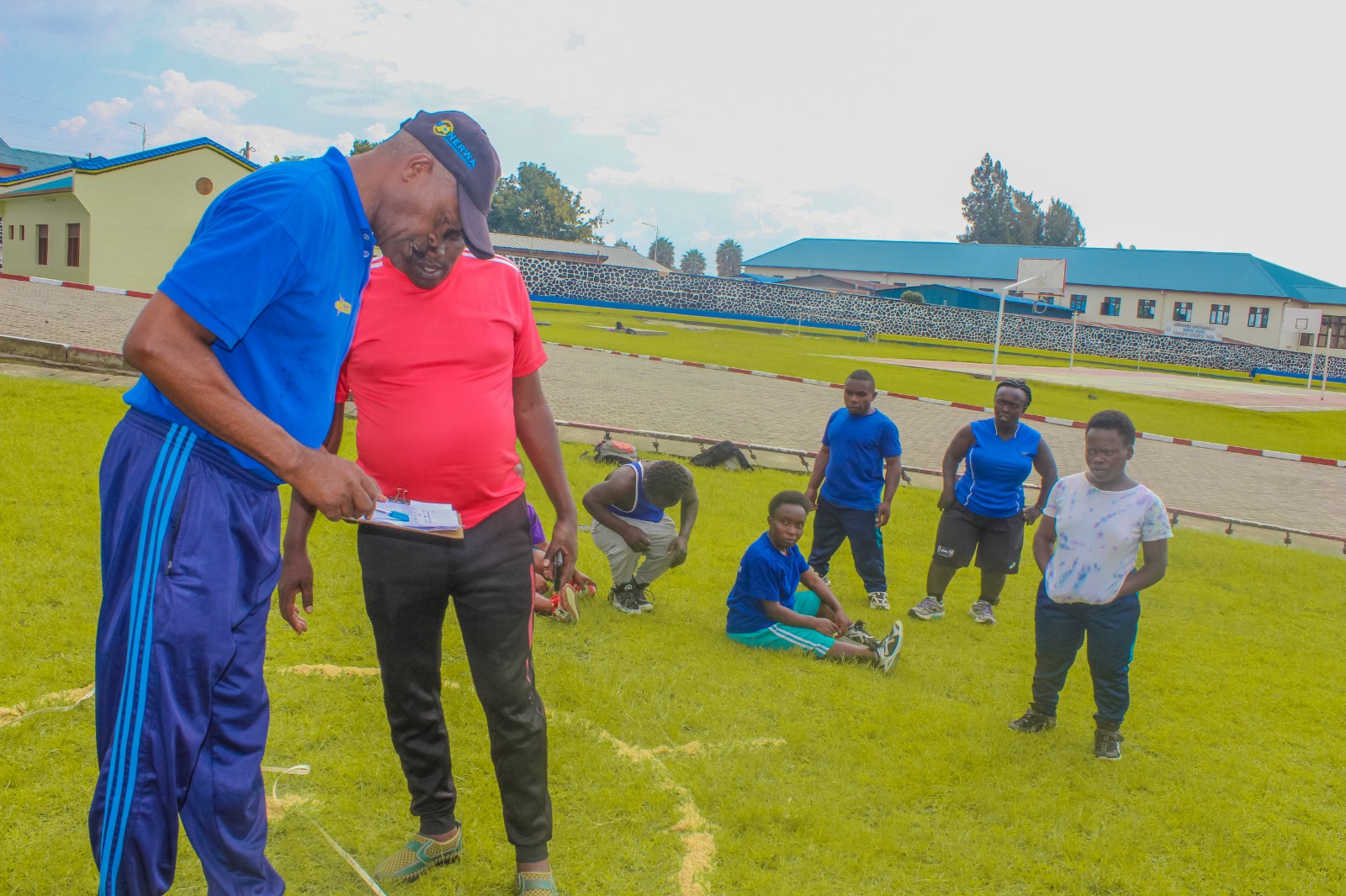 Abashinzwe amarushanwa bareba intera umukinnyi yagejejeho intego