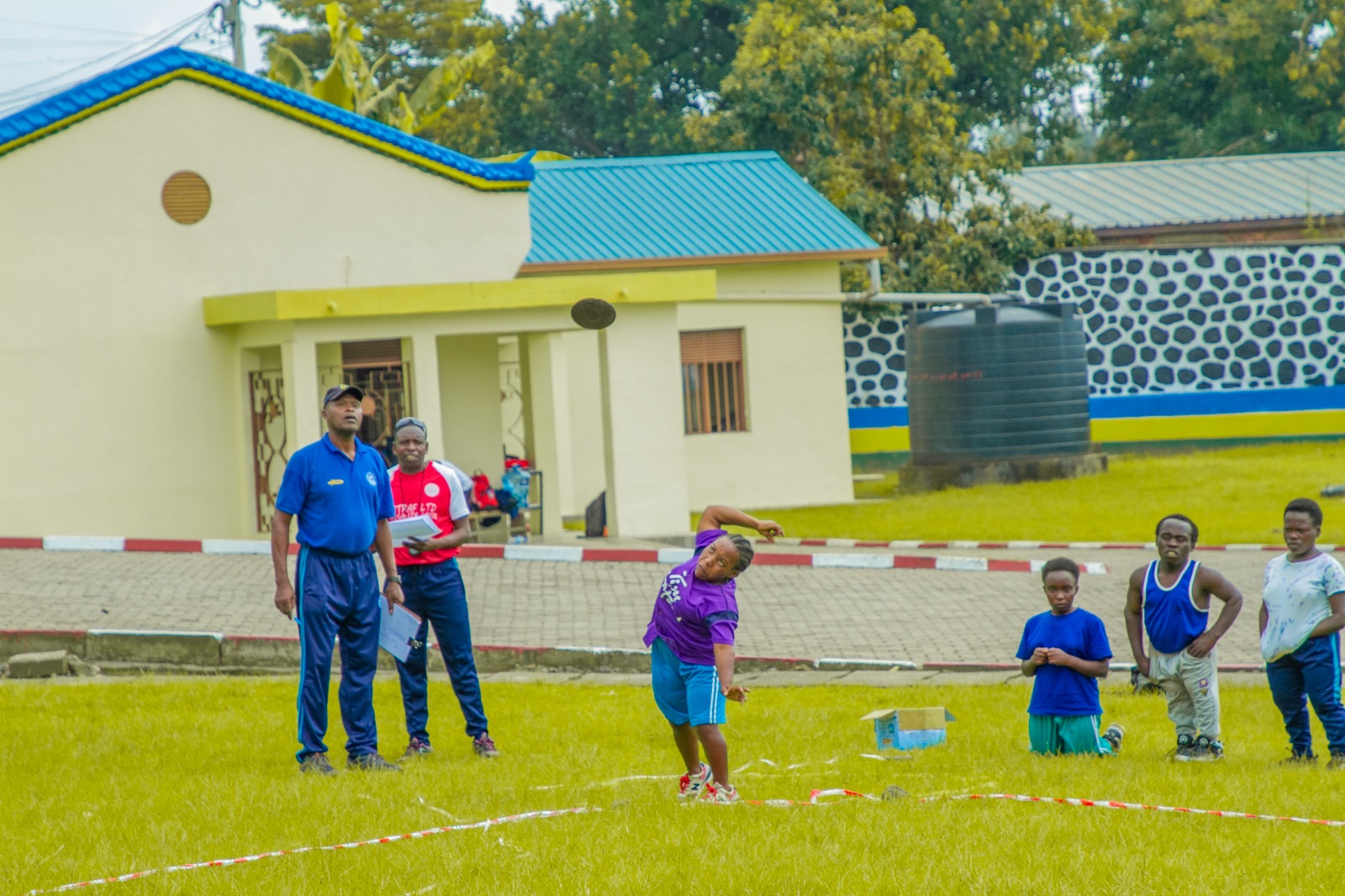 Umwe mu bakinnyi bitabiriye, atera ingasire
