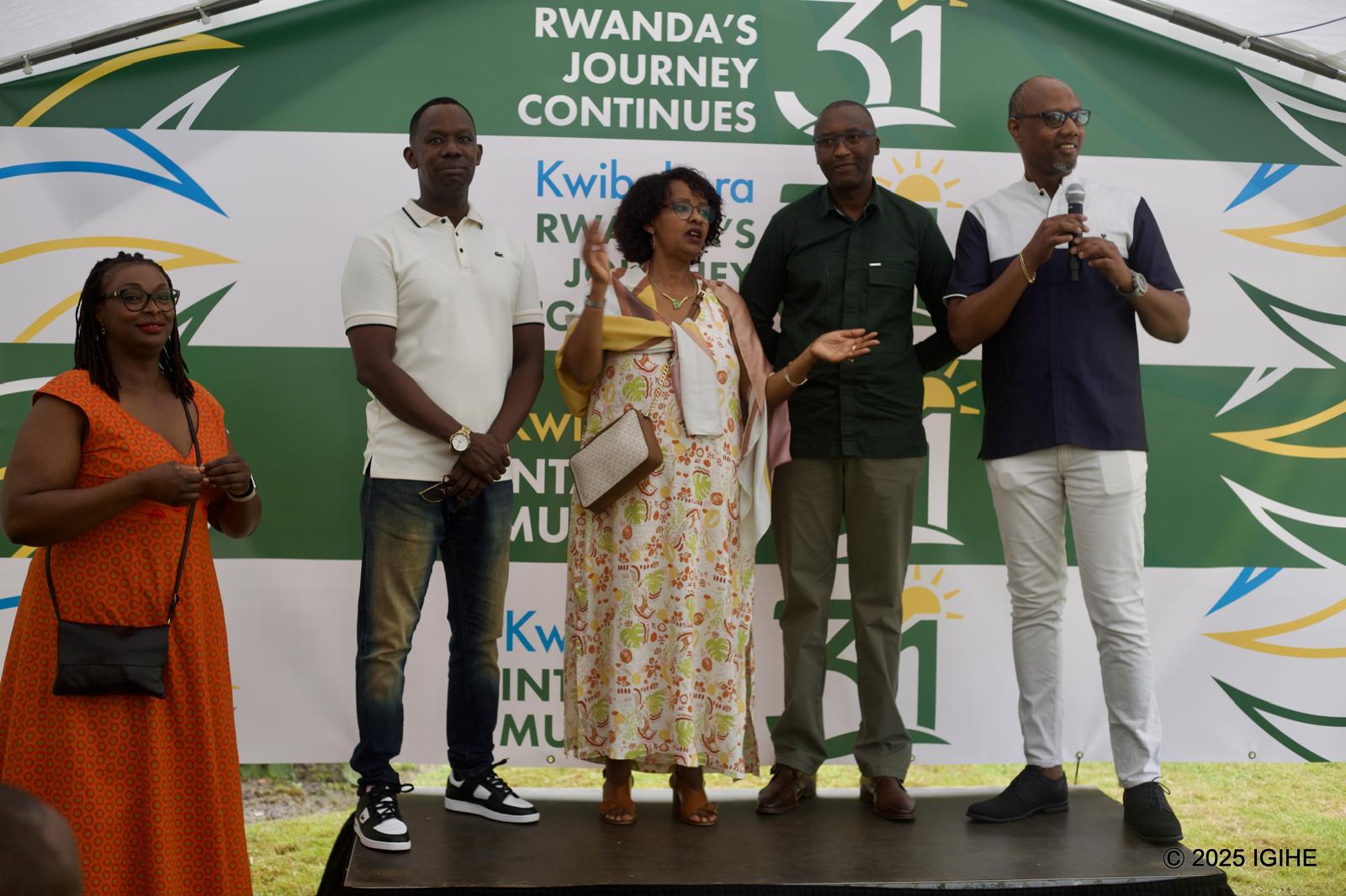 Claude Ndabarasa yeretse Ambasaderi Dushimimana Lambert, bamwe mu bayobora imiryango itandukanye ihuza Abanyarwanda nka IBuka n’indi