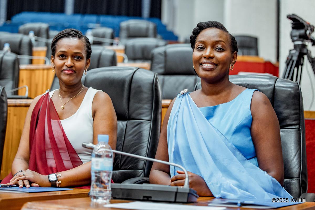 Umunyamabanga wa Leta muri Minisiteri y'Urubyiruko, Sandrine Umutoni ari kumwe na mugenzi we w'Uburezi, Claudette Irere