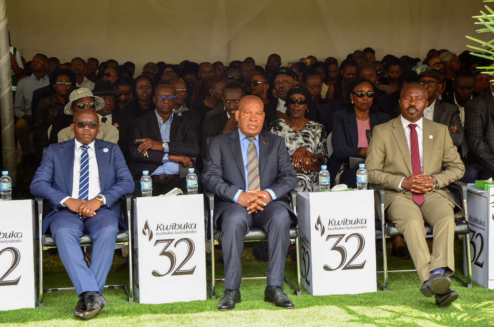 Perezida wa Sena Kalinda François-Xavier (hagati), Meya wa Rubavu Mulindwa Prosper na Guverineri w'Intara y'Iburengerazuba Ntibitura Jean Bosco bari mu bitabiriye kwibuka ku Rwibutso rwa Commune Rouge