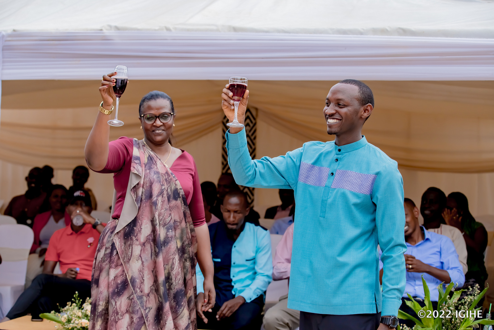 Umuyobozi wa ES Kanombe EFOTEC, Tumukunde Monica Léonard na Nkotanyi Geoffrey uhagarariye ihuriro ry'abize muri iri shuri batangiza igikorwa cy'ubusabane