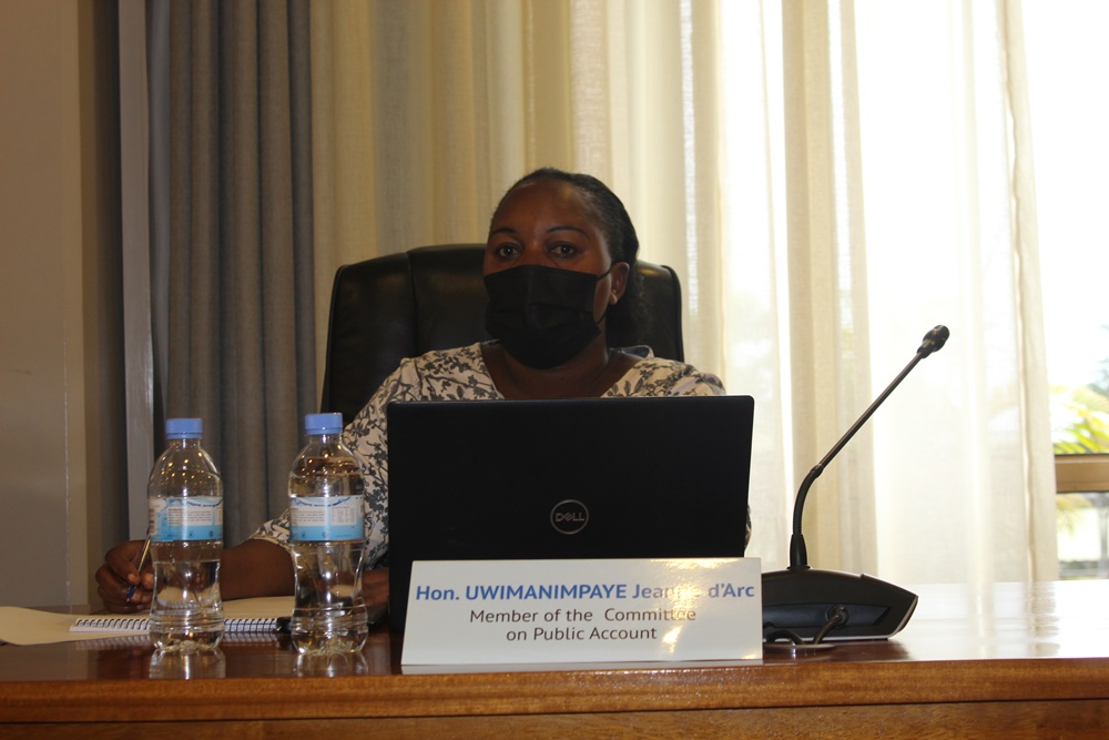 Depite Uwimanimpaye Jeanne d'Arc, umwe mu bagize Komisiyo ya PAC