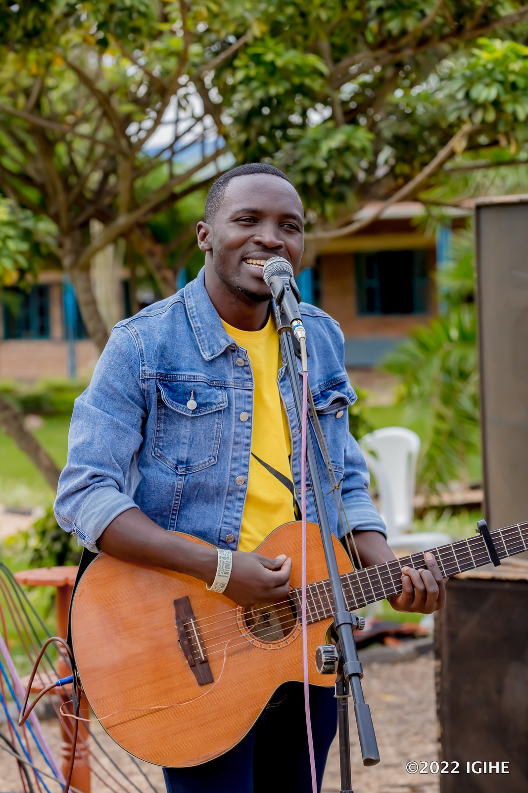 Umuririmbyi Arsène Tuyi ari mu basusurukije igitaramo cy'amashimwe