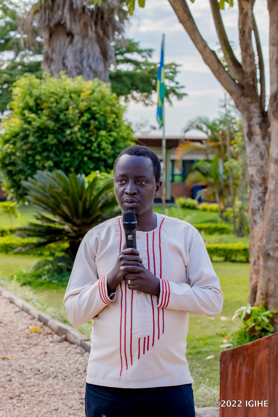 Umwarimu wafashe ijambo mu izina rya bagenzi be, Mazimpaka Jean Claude, yavuze ko byabanejeje kubona abo bareze bibuka gusubirayo gushima. Yavuze ko ibyo bazakenera kugira ngo iki gikorwa cyagizwe ngarukamwaka kibashe kugenda neza bazabifatanya