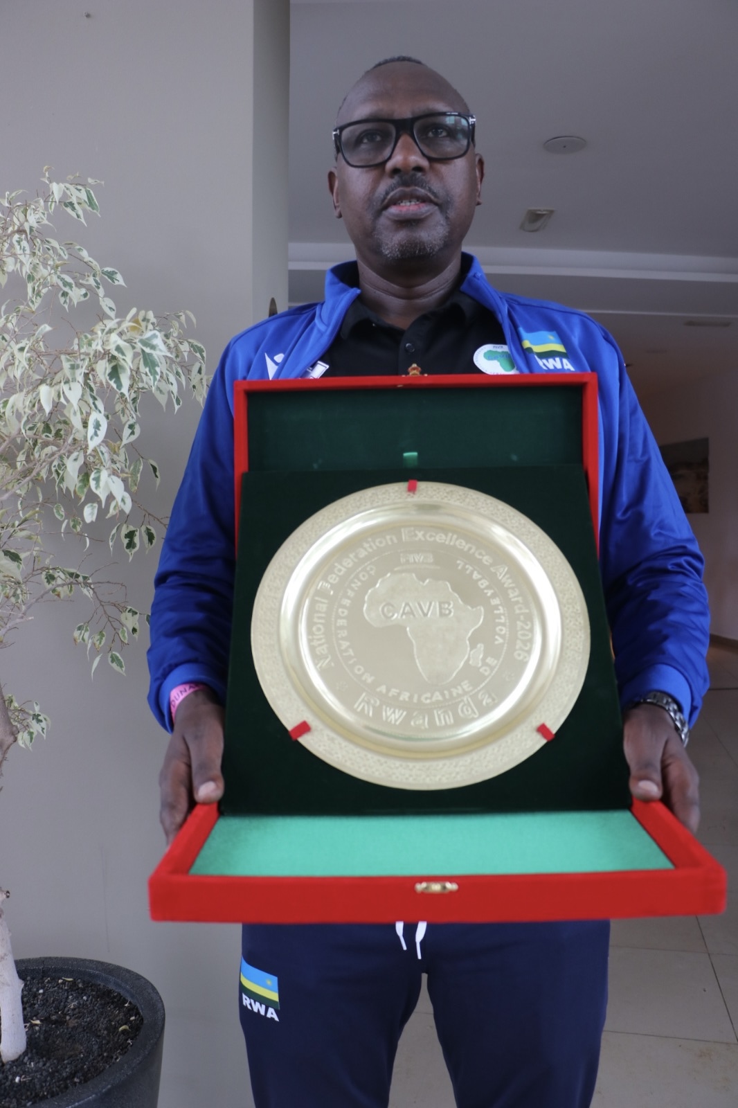 Perezida wa FRVB, Ngarambe Raphaël, ni we wegukanye igihembo cyahawe u Rwanda