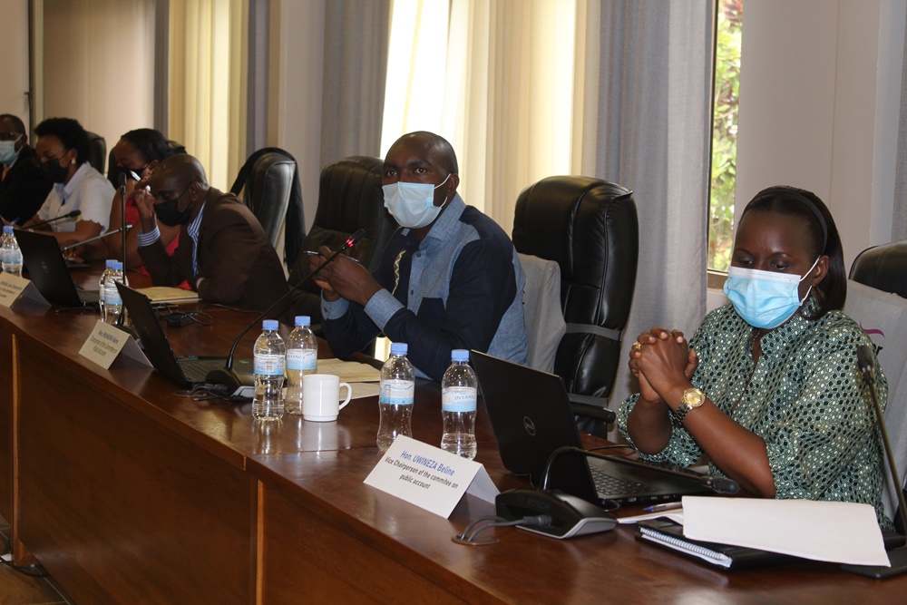 Uhereye iburyo, Visi Perezida wa PAC, Uwineza Beline; Perezida wa PAC, Muhakwa Valens; Depite Murara Jean Damascène n'abandi bagize PAC