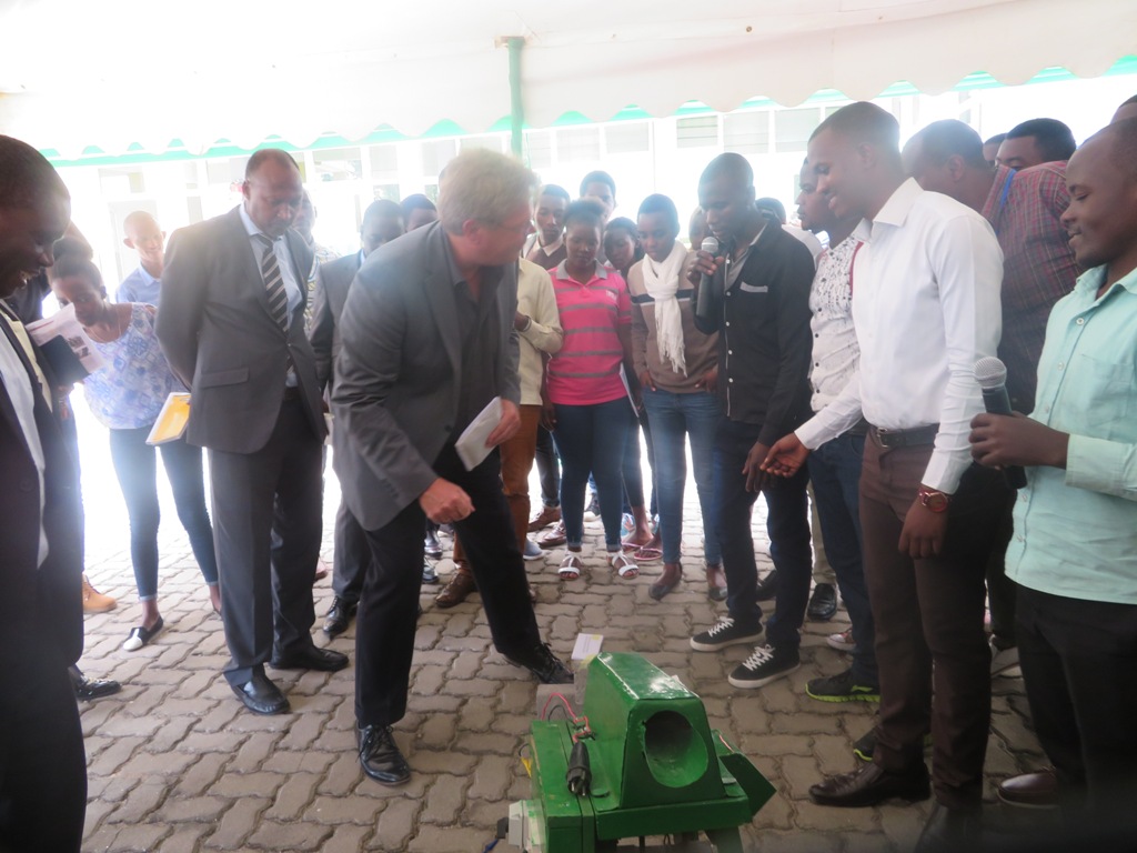 Amb Dr Woeste yatunguwe n'ubushobozi bw'abanyeshuri muri kaminuza, asaba ko barushaho gushyigikirwa