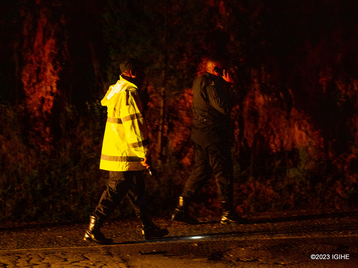 Polisi y'Igihugu yagerageje kwigizayo abantu ngo hatagira ugira ikibzo ari nako itabariza abashinzwe kuzimya inkongi