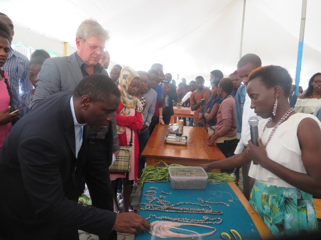 Uyu munyeshuri we afite umushinga w'ubukorikori