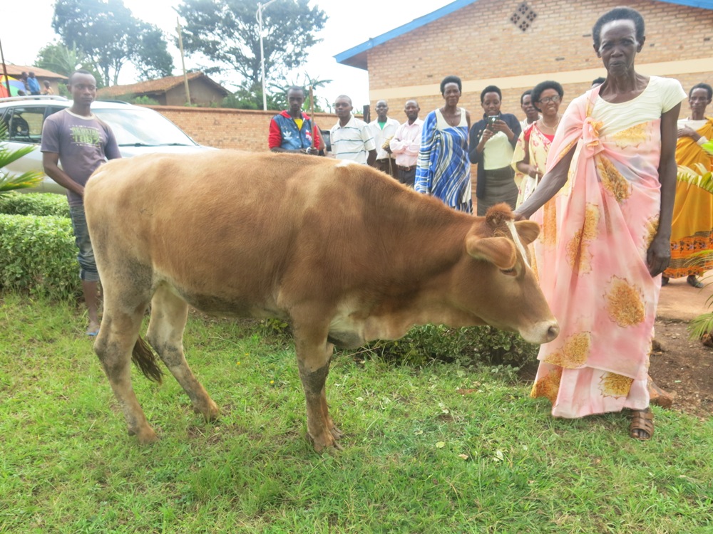 Umwe mu bagororewe yizeye ko inka yahawe izamufasha muri gahunda zitandukanye