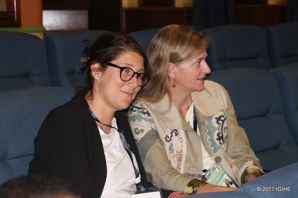 Ambasaderi wa Amerika mu Rwanda, Erica J. Barks-Ruggles, (iburyo) ku wa Gatanu tariki ya 04 Kanama 2017 ari mu cyumba cya RRA ahatangarizwaga amajwi y’agateganyo