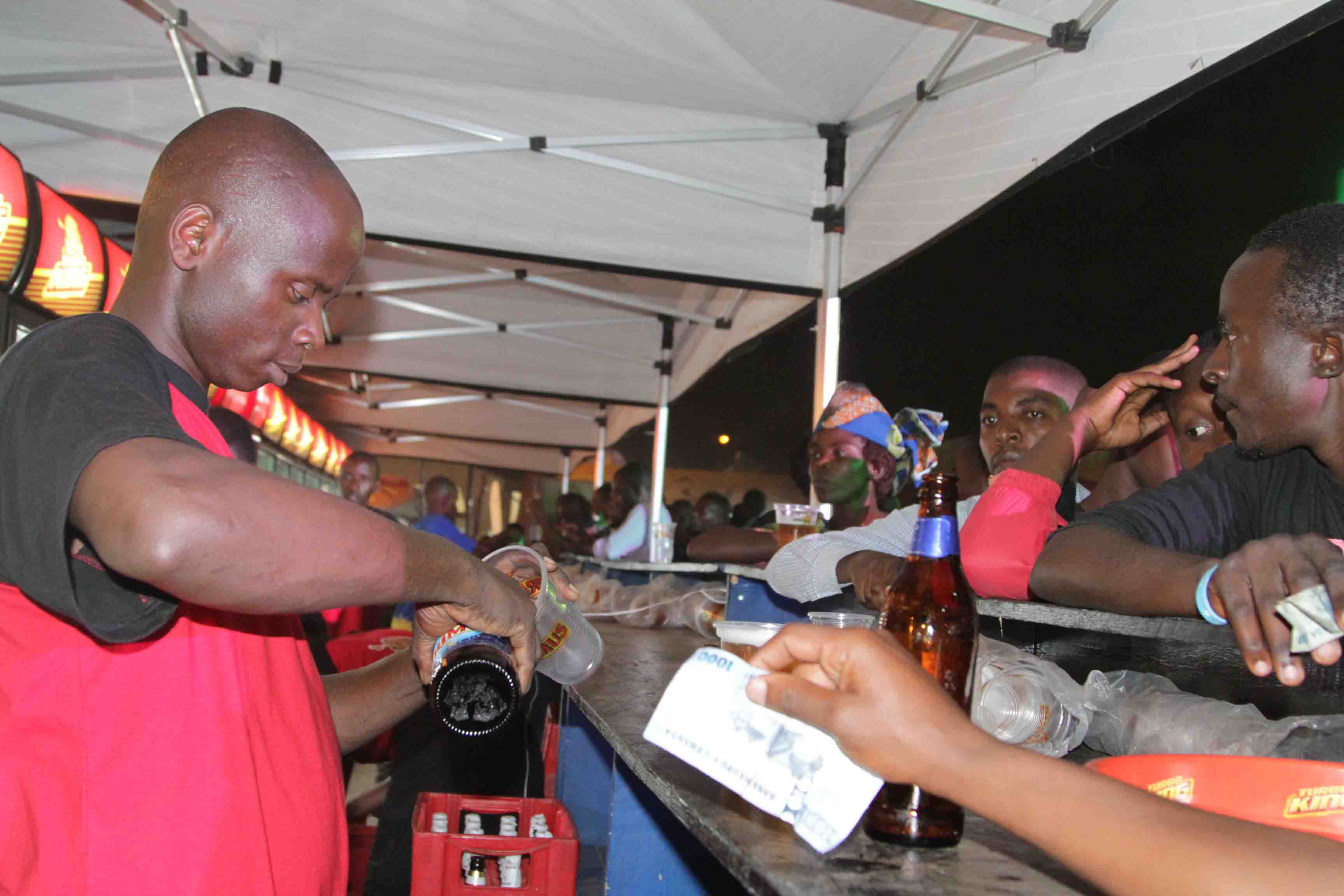 Mbere yo gukata umuziki urabanza ugafata icyo kunywa wifuza, hari ibisembuye n'ibidasembuye