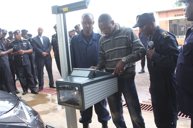 Iyo imodoka igeze aho isuzumirwa babanza kwandika muri iki cyuma ikizamini bagiye kuyikorera