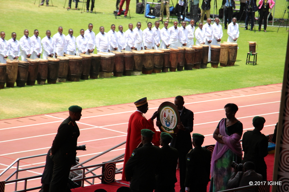 Mu mwaka wa 2017 ubwo Perezida Kagame yashyiirizwaga Ikirangantego cya Repubulika nyuma yo kurahirira manda nshya