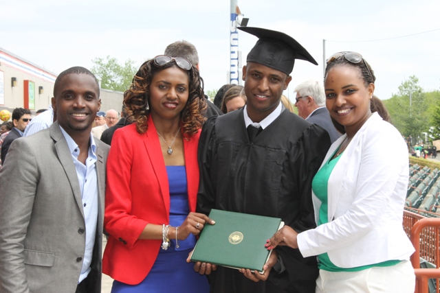 Uhereye i buryo ni mushiki wa Murenzi witwa Angel uba mu Bwongereza, hano yari yaje kwifatanya na musaza we muri ibi birori, uwambaye umutuku ni we mukunzi wa Murenzi .