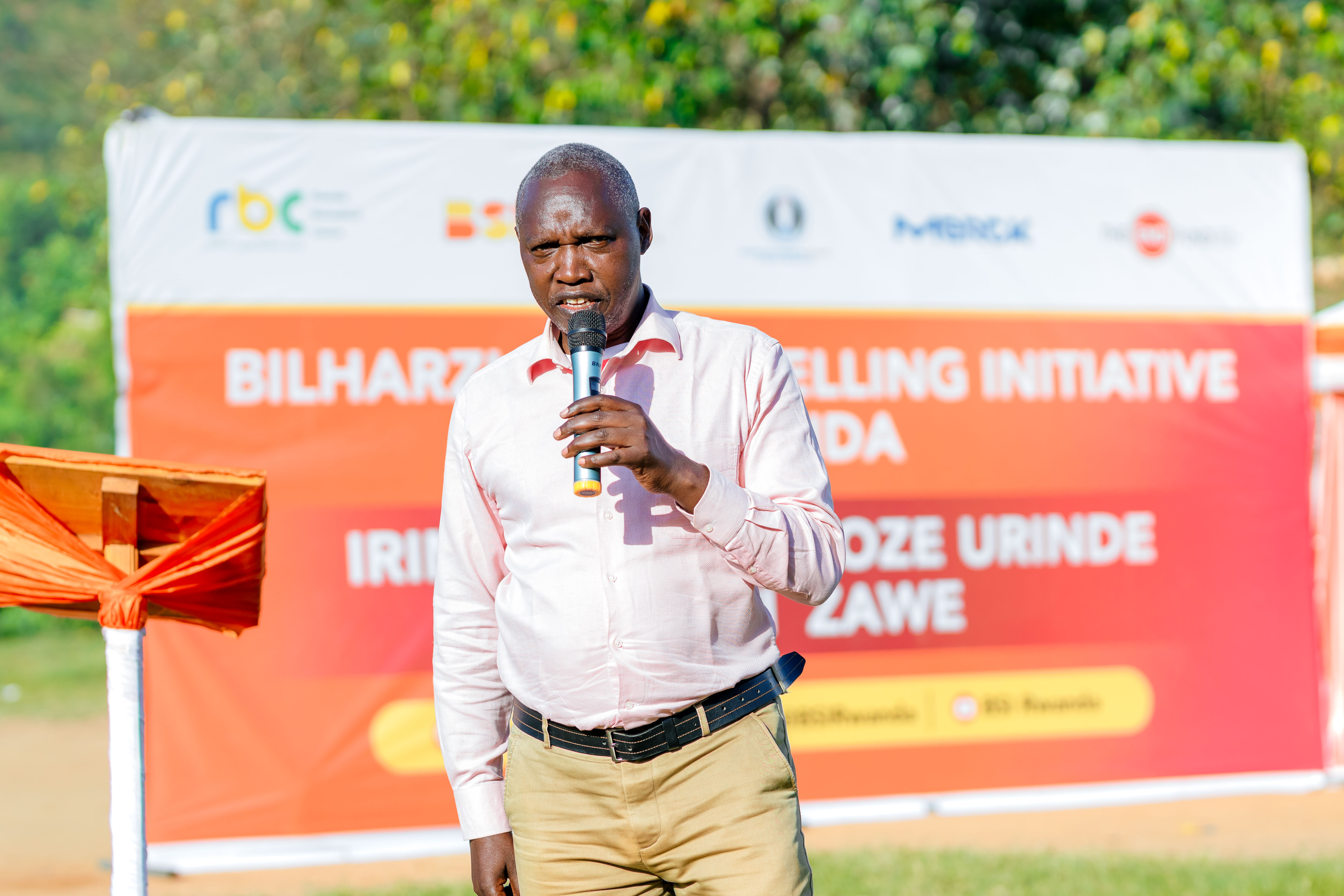 Umukozi ushinzwe isuku n’isukura mu Karere ka Gatsibo, Ntukanyagwe Jean Bosco, yavuze ko imiryango itubaka ubwiherero igiye kujya ibihanirwa