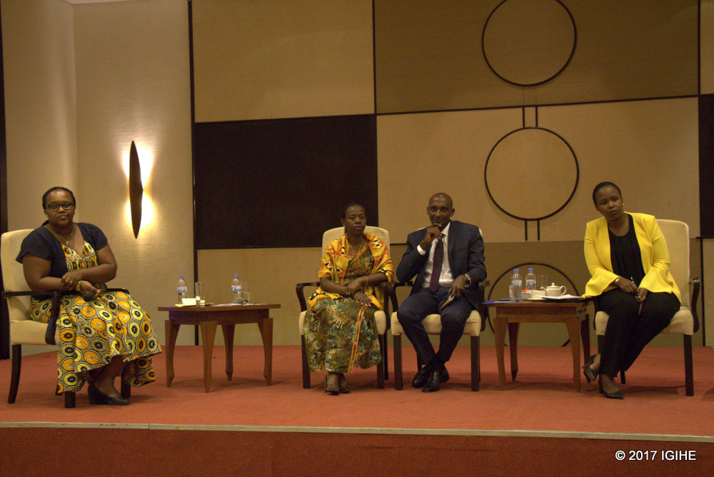Umuyobozi wungirije wa PSF, akaba n'umuyobozi wungirije w'ishami ry'ubukerarugendo,Havugimana Uwera Francine(ibumoso); Visi Guverineri wa Bnki Nkuru y'u Rwanda, Monique Nsanzabaganwa; Komiseri Mukuru w'Ikigo cy'Imisoro n'Amahoro, Tusabe Richard n'Umuyobozi Mukuru wa RDB, Clare Akamanzi