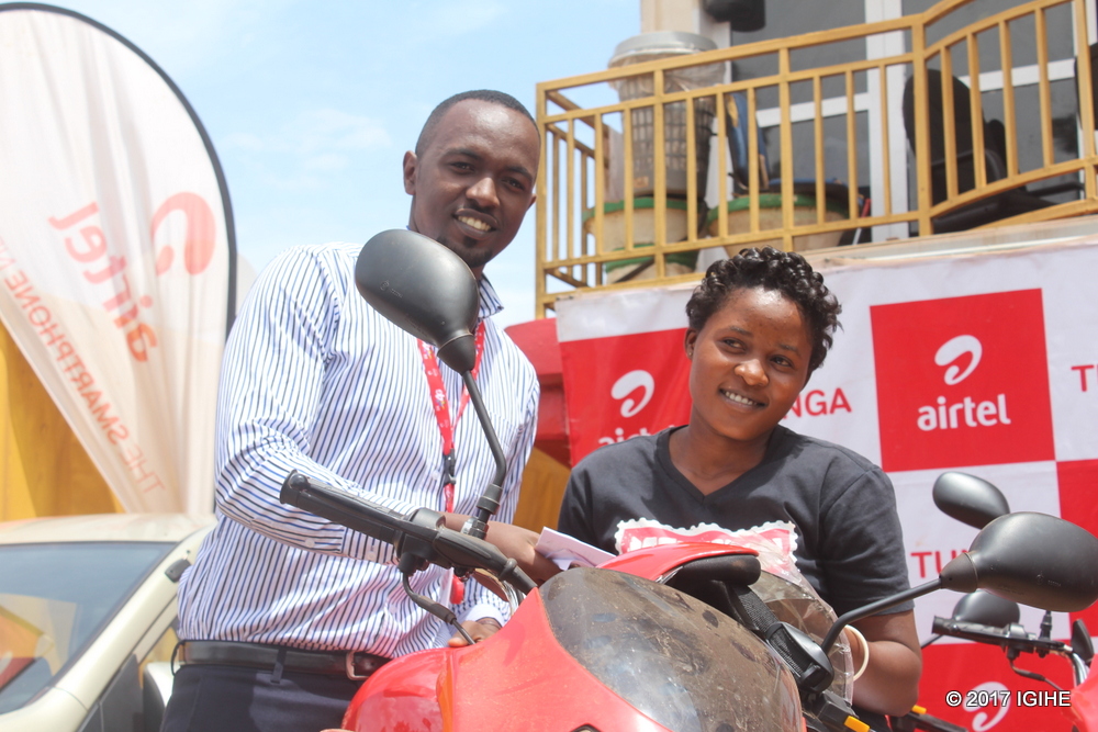 Uwanyirigira Jeanne ashyikirizwa moto yatsindiye
