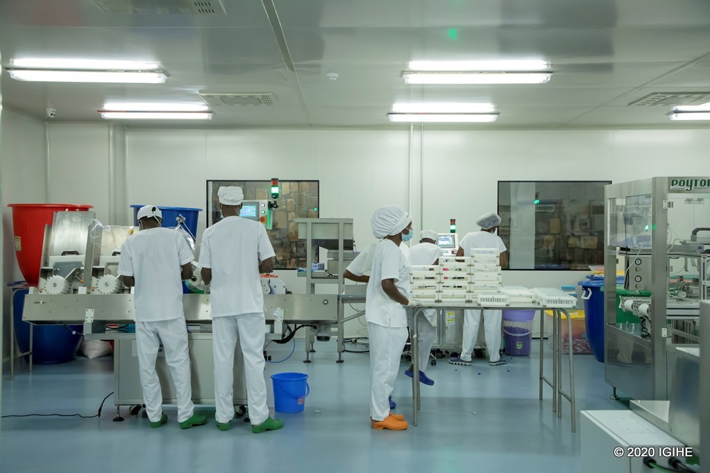 Uruganda rukora ibikoresho byo kwa muganga, Pharmalab rwatangiye mu 2004. Nyuma y’imyaka 10 rutumiza hanze ibikoresho byo kwa muganga, mu 2015 rwatangiye kubikorera mu gihugu