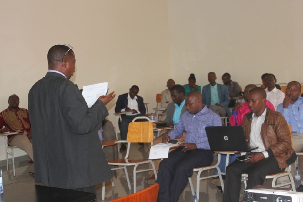 Abaitabiriye amahugurwa biteguye kuvoma ubumenyi buzabafasha kwigisha abo bayobora ibyo kubungabunga ibidukikije