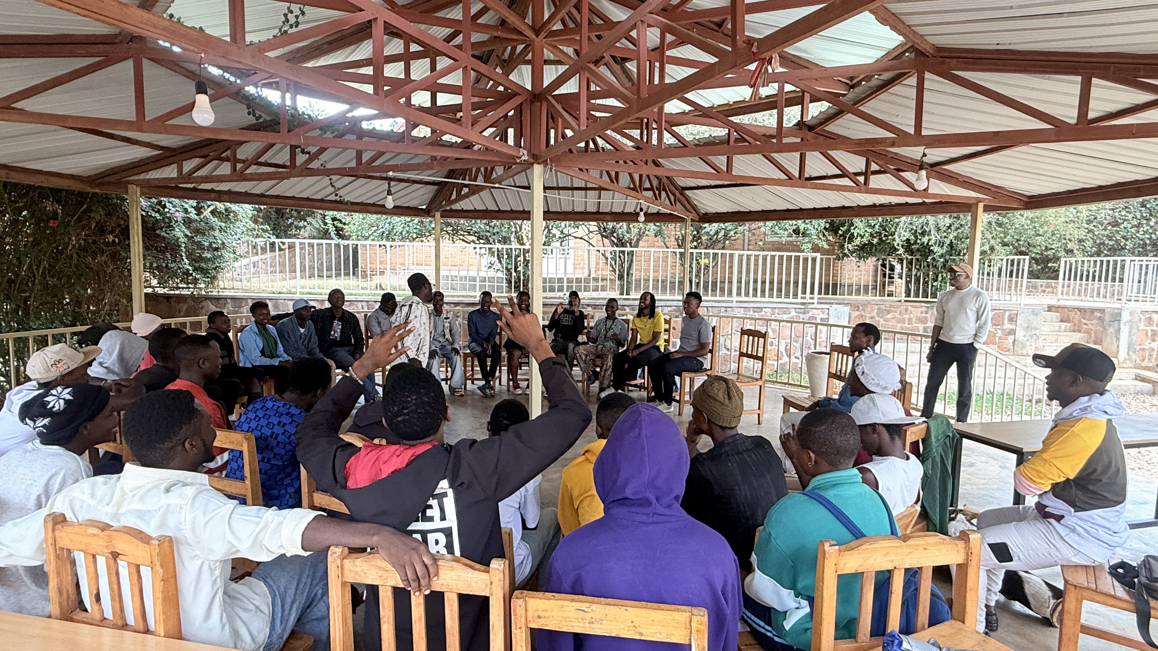 Atome yaganirije abanyarwenya bo muri Gen-Z Comedy mu rwego rwo kubahugura