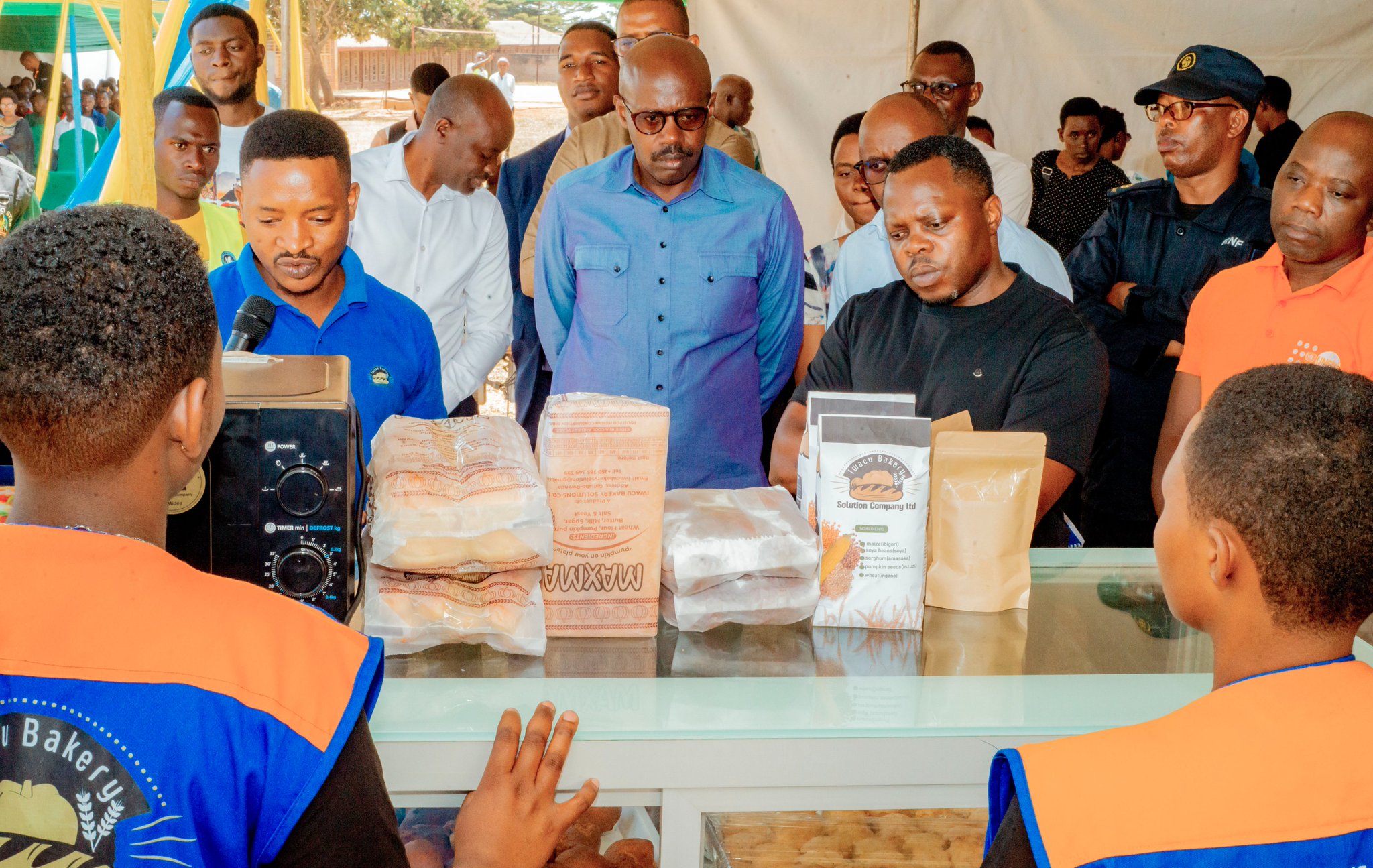 Ruhorimbere Valens ukora amandazi, imigati n’ibindi mu bihaza ni umwe mu basuwe