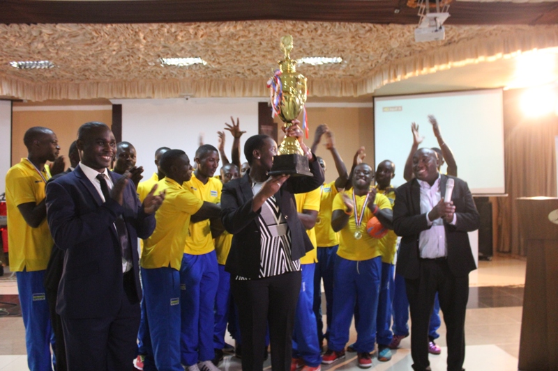 Minisitiri Uwacu yashyikirijwe igikombe ikipe y'igihugu ya Handball yatwariye muri Uganda