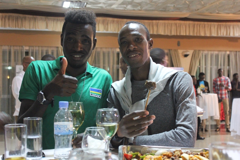 Ndayisenga Valens (ibumoso) niwe wegukanye Tour du Rwanda 2016