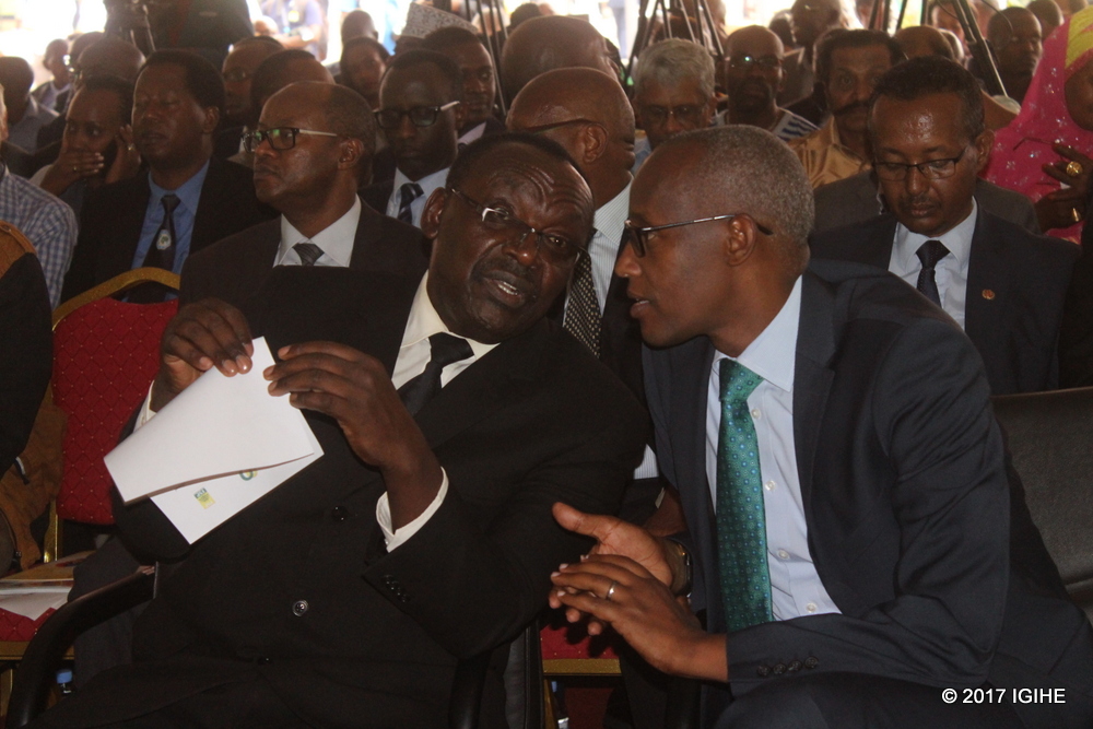 Umuyobozi Mukuru w'Urugaga rw'abikorera, Ruzibiza Stephen, aganira na Minisitiri Kanimba