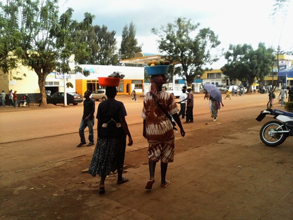 Bifuza ko bahabwa amasoko bakareka kwirirwa bazunguruka mu mihanda