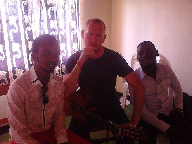 Yves na mugenzi we Espoire bo muri Trezzor bageze kure biga umuziki.