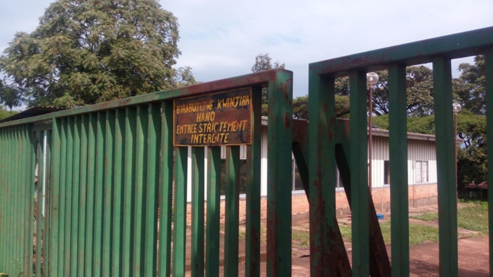 Uru ruganda rwafunze rutishyuye bamwe mu bakozi n'abarugemuriraga ibiti