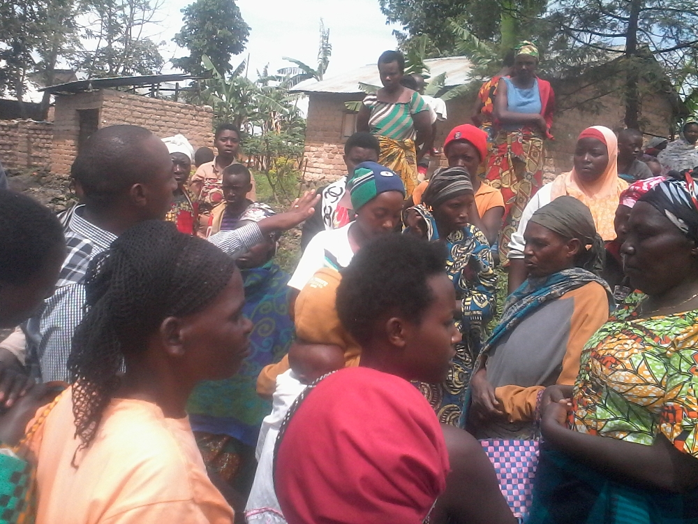 Abaturage bazindukiye imbere y'aho abana bitabye Imana baguye