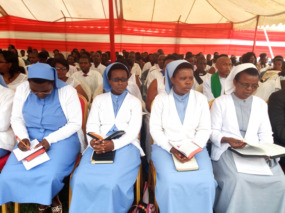 Abahayimana ba Kiliziya Gatolika nabo bitabiriye ibirori by'iyimikwa rya Musenyeri wa Diyoseya ya Kigeme muri EAR, Musabyima Assiel