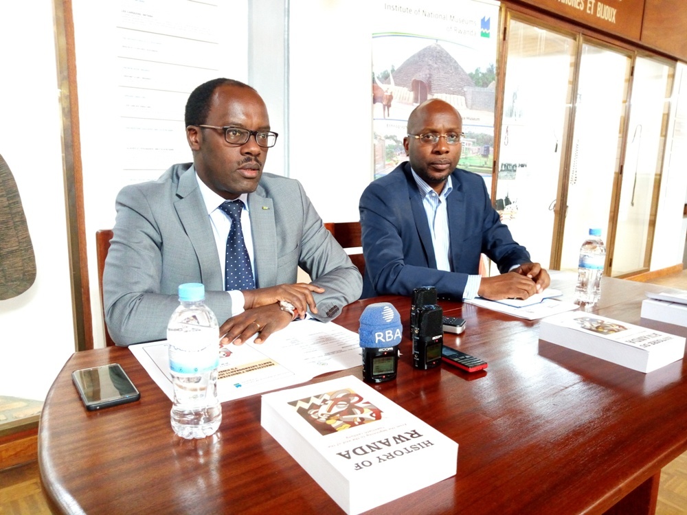 Umunyamabanga Mukuru wa NURC, Fidèle Ndayisaba n'Umuyobozi Mukuru w’Ikigo cy'Ingoro Ndangamurage z'u Rwanda, Amb. Masozera Robert mu gusinya amasezera yo gukwiza igitabo cy'amateka y'u Rwanda