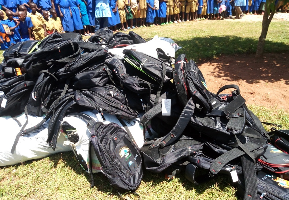 Ibikapu n'amakayi y'ishuri ni bimwe mu bikoresho aba bana bahawe