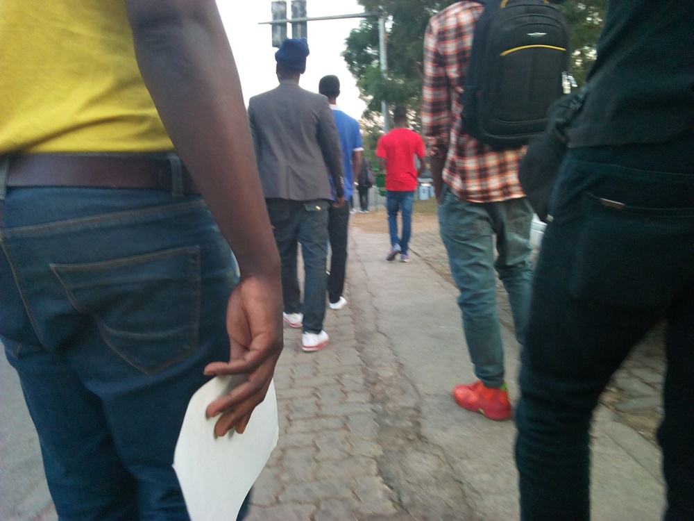 Abanyamakuru bahisemo gutaha nyuma yo kubura abateguye ikiganiro na bo nyuma Dj Pius aza kubinginga ngo bagaruke