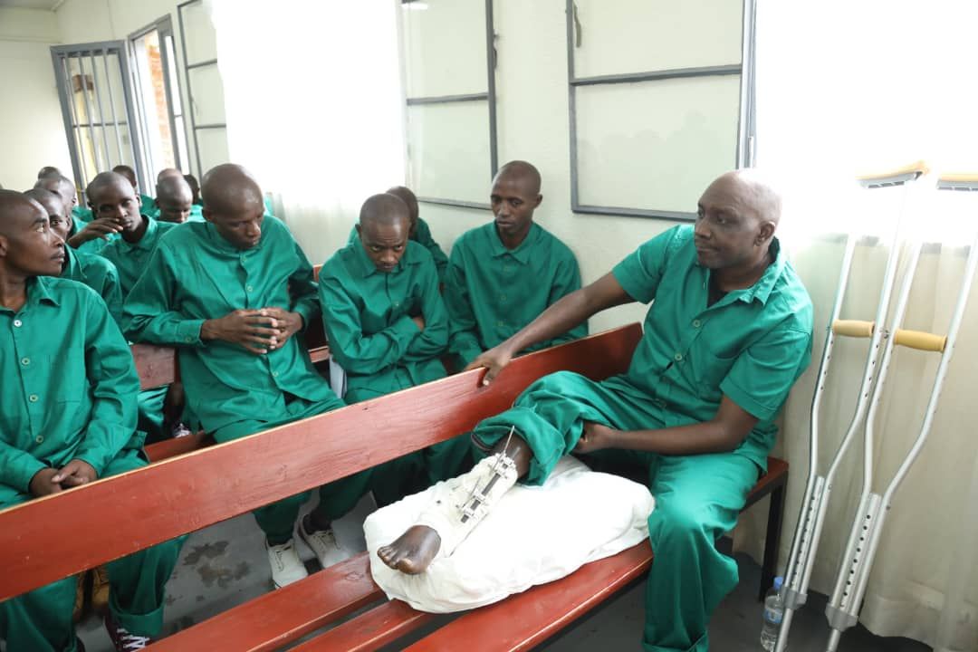 Rtd Maj Mudathiru hamwe n'abarwanyi 25 yari ayoboye ubwo bagezwaga mu rukiko rwa gisirikare mu Rwanda