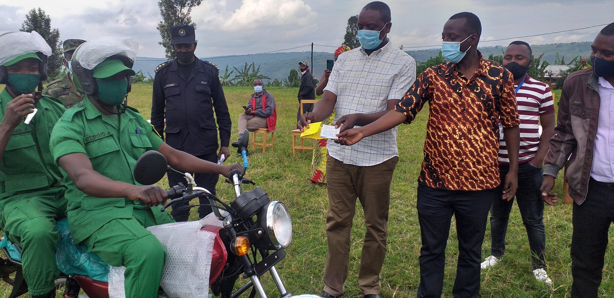 Kubera imiterere y'umurenge wa Muko, hari aho bisaba amasaha ane umuntu agenda n'amaguru ngo ahagere