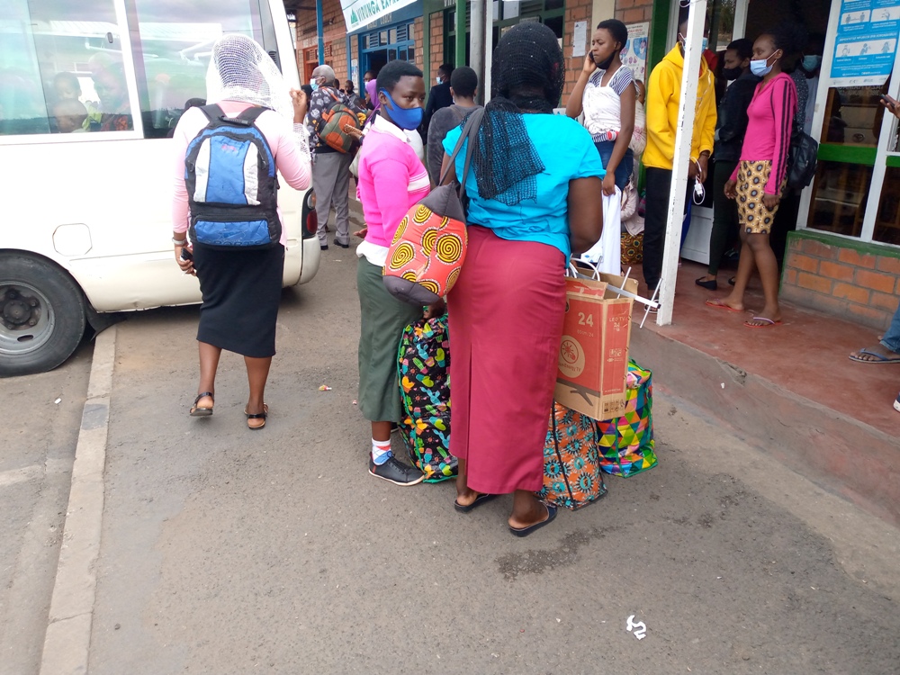 Abaturage bari benshi muri gare, barimo n'abanyeshuri