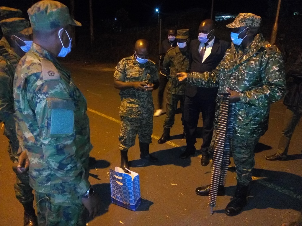 Private Bakuru Muhuba yerekanaga ibyo yafatanywe birimo imbunda n'amasasu 100