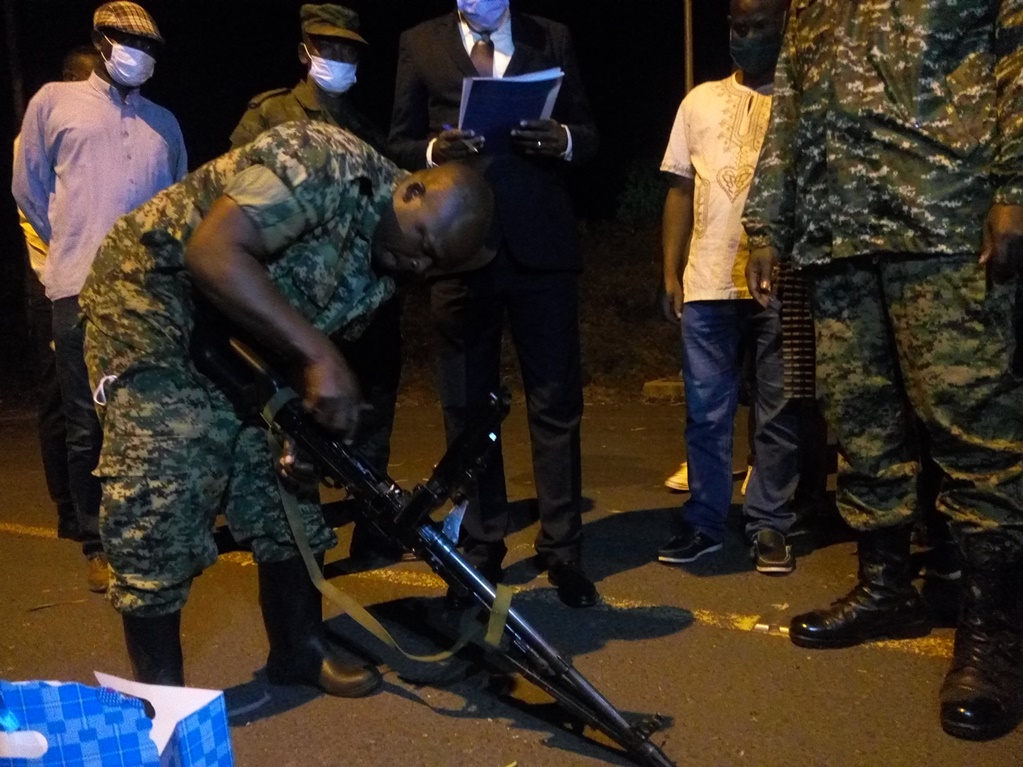 Private Bakuru Muhuba yabanje kugenzura neza imbunda yafatanywe mbere yo gushyikirizwa ingabo z'igihugu cye