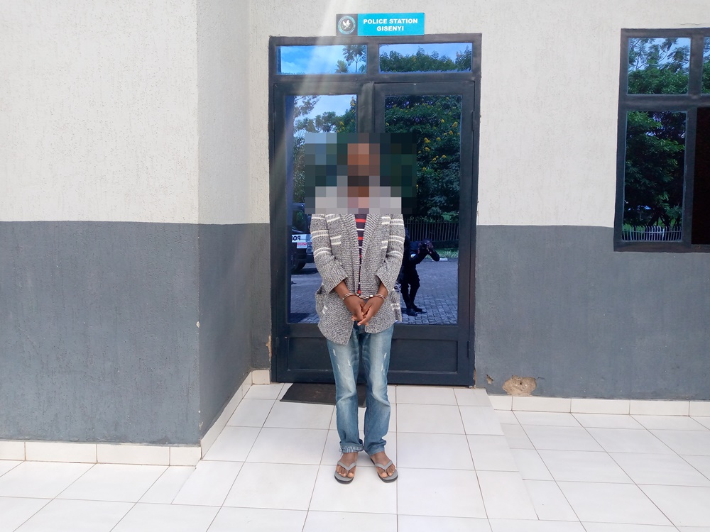 Uyu mugabo akurikiranyweho gukoresha icyangombwa cy'igihimbano kigaragaza ko yikingije Covid-19