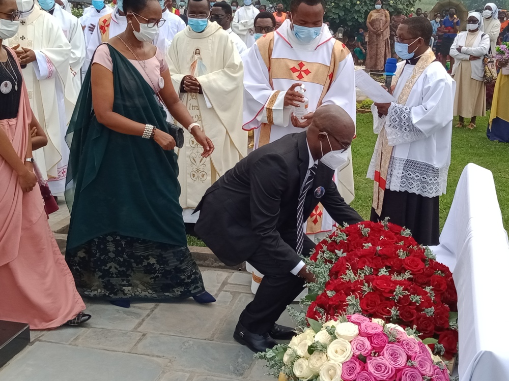 Abavandimwe n'inshuti bahaye icyubahiro Padiri Ubald umaze umwaka yitabye Imana