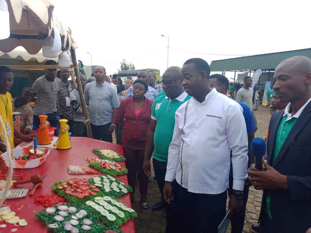 Umunyamabanga muri Minisiteri y'Ubucuruzi n'inganda , Niwenshuti Richard yerekwa bimwe mu bikorwa n'abikorera muri Rusizi