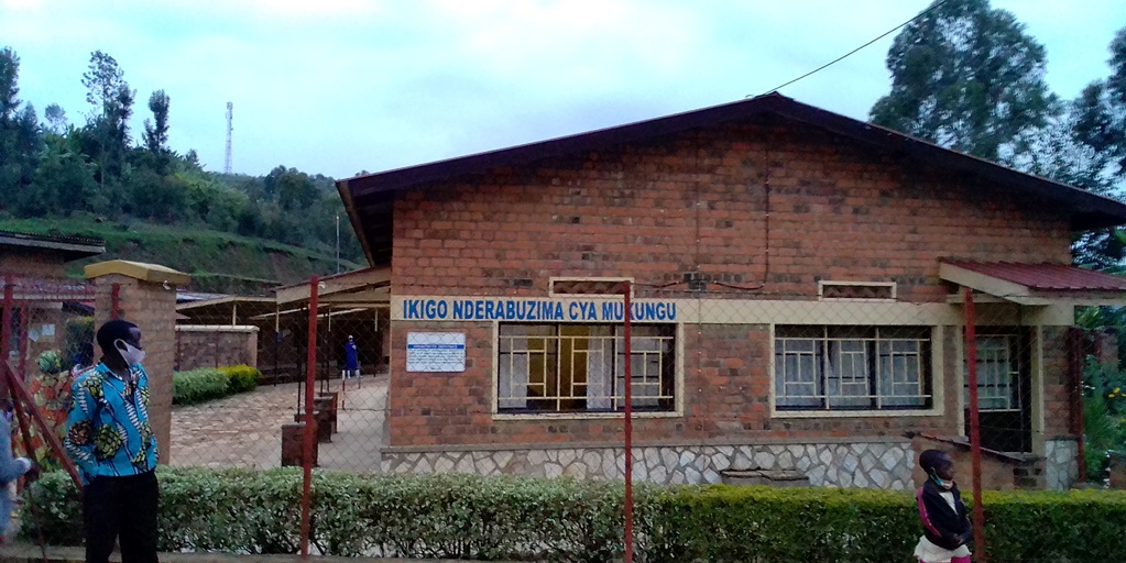 Ikigo Nderabuzima cya Mukungu kiri mu bizungukira mu kubona umuriro w'amashanyarazi gikoresha