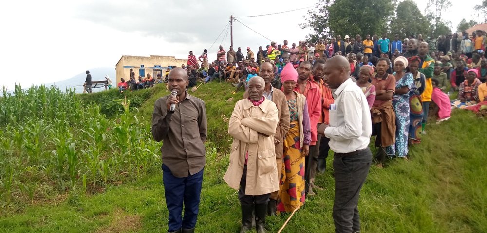 Hatanzwe umwanya abaturage babaza ibibazo bitandukanye
