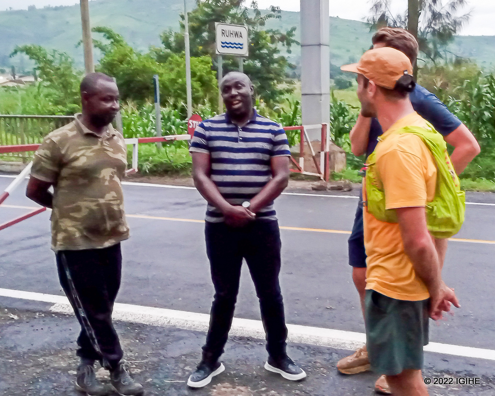 Aba banyabigwi bakigera ku Mupaka wa Ruhwa, bakiriwe na Meya w'Akarere ka Rusizi, Dr Kibiriga Anicet