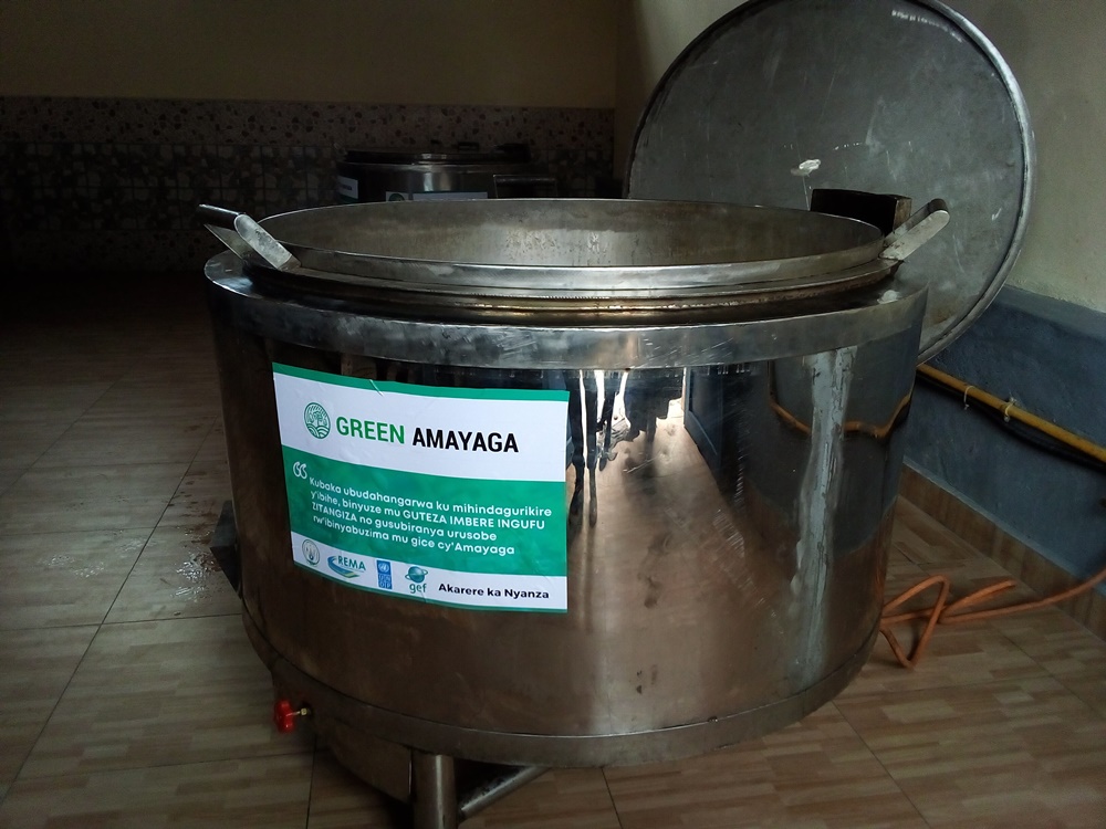 Buri shuri muri 20 yo mu Karere k'Amayaga ryahawe muvelo ebyiri zikoresha gaz